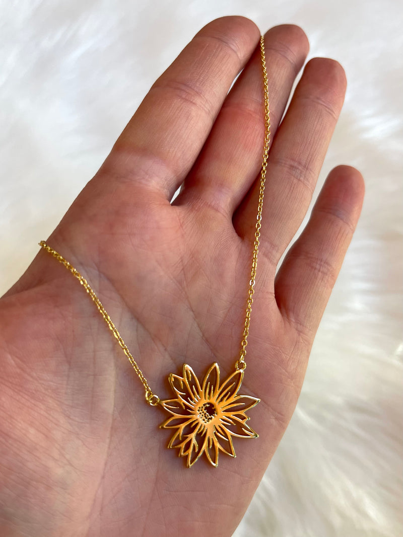 Flower Pendant Necklace Gold