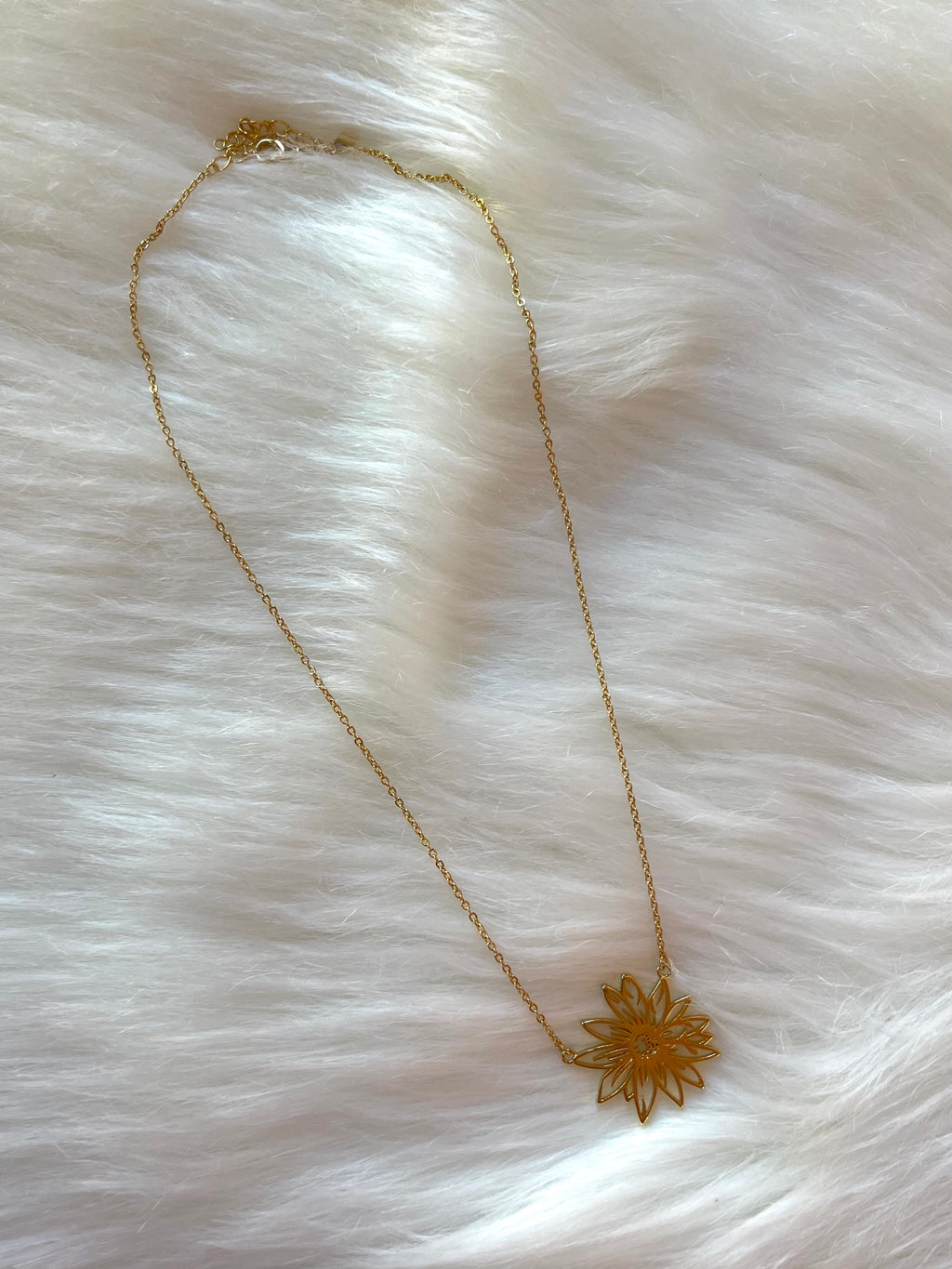 Flower Pendant Necklace Gold