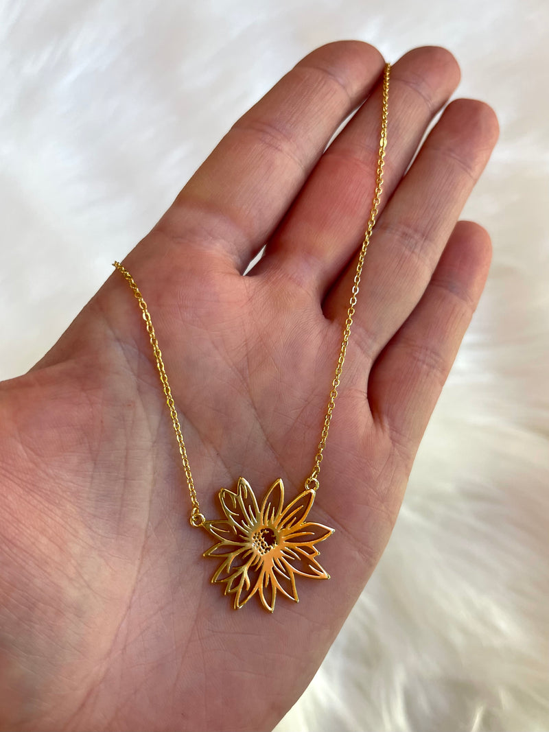 Flower Pendant Necklace Gold