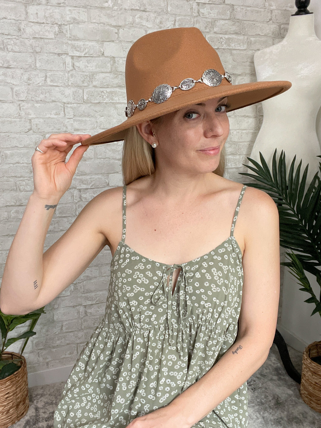 Sophia Wide Brim Chain Hat Camel